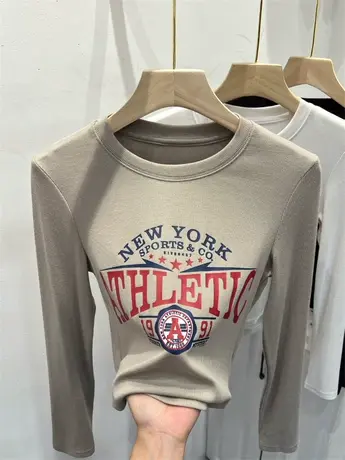 美式印花字母针织衫修身短款上衣女2023年早秋新款长袖别致打底衫图片