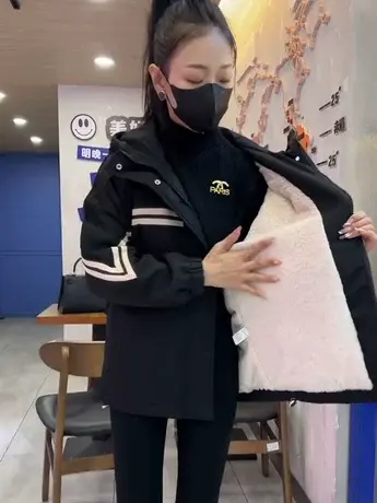 2023冬季新款爆款加绒加厚外套女韩版宽松时尚冲锋衣保暖棉衣棉服图片