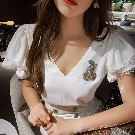 粉红大布娃娃气质时尚设计感V领小花荷叶边衬衫商品大图