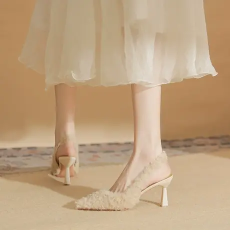 流苏毛毛高跟鞋女2024新款秋冬设计感小众一字扣尖头细跟后空单鞋图片