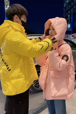 免洗亮面羽绒服女设计感小众2023新款加厚情侣白鸭绒短款棉袄外套图片