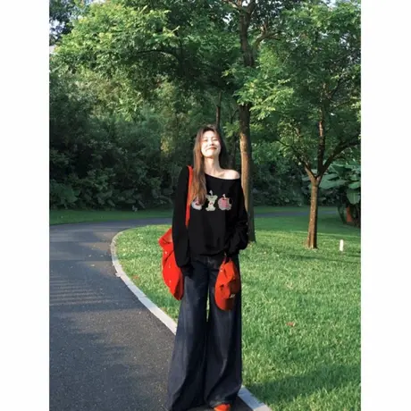 黑色辣妹斜领百搭卫衣女早秋薄款露肩设计感小众印花显瘦长袖上衣商品大图