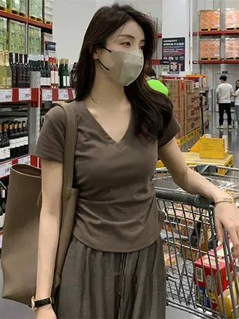 v领正肩短袖t恤女夏季2024新款设计感小众修身显瘦不规则短款上衣图片