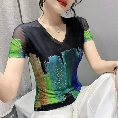 性感洋气网纱T恤女潮流时尚别致V领拼色印花上衣夏装时尚打底小衫图片