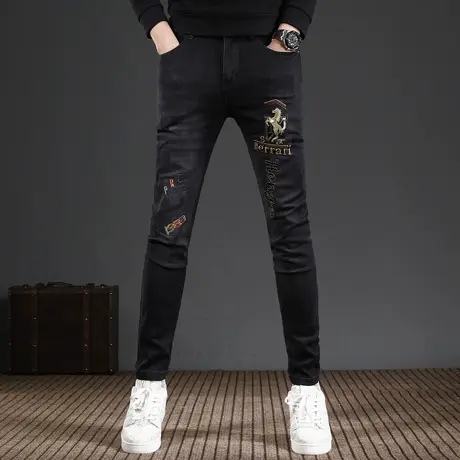 高端潮牌刺绣牛仔裤男秋冬款修身小脚裤黑色2023新款潮流男士裤子图片