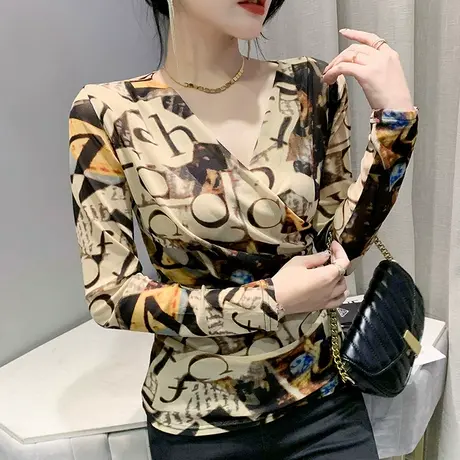 字母印花长袖T恤女2023春秋新款性感网纱打底衫洋气交叉V领上衣潮商品大图