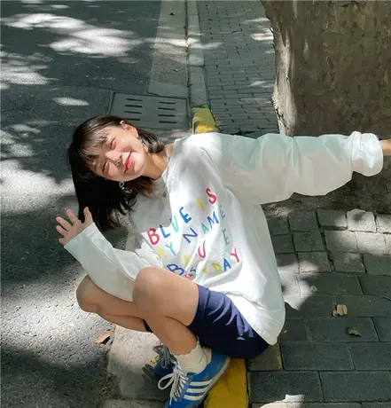 红续港风ins潮2023新款春装宽松bf字母T恤百搭慵懒风盐系卫衣女商品大图