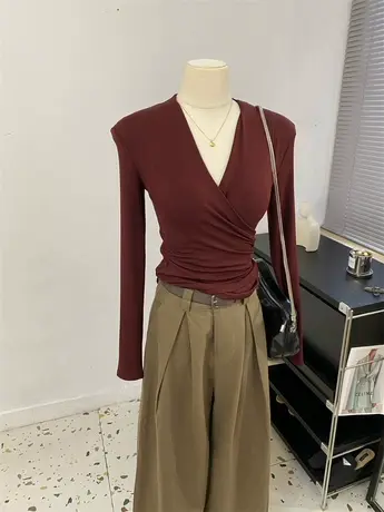 秋冬色系~紧身T恤气质穿搭交叉V领褶皱收腰长袖套头上衣女新打底图片