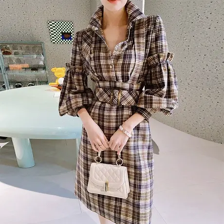 粉红大布娃娃早春2022新款减龄显瘦腰带格子背带裙通勤气质裙子图片