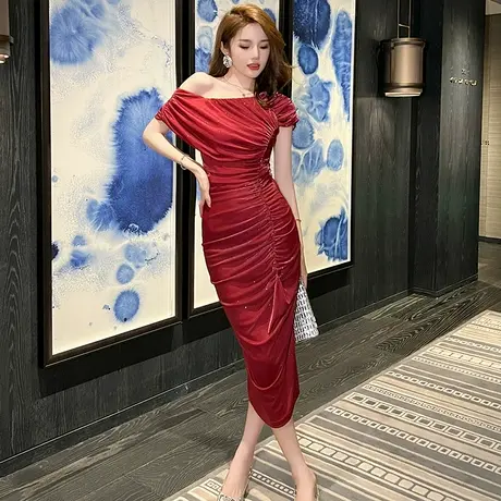 酒红色敬酒服高级质感小礼服平时可穿轻奢气质褶皱亮丝单肩连衣裙图片