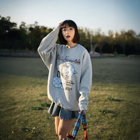 YEP复古卡通印花圆领卫衣女春季2025新款宽松套头插肩袖打底上衣商品大图