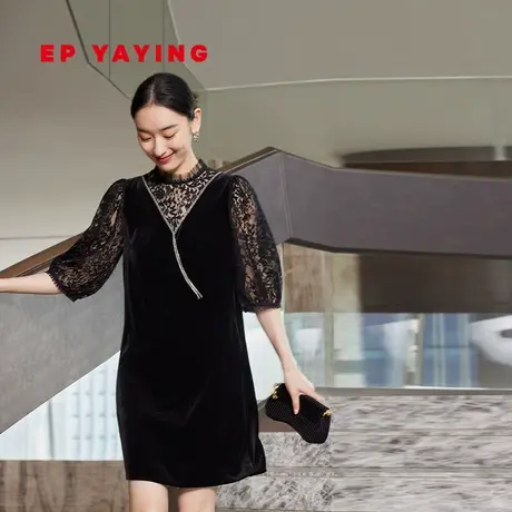 EP雅莹女装 蕾丝拼接重工法式小黑裙V领连衣裙 2023新款4511A图片