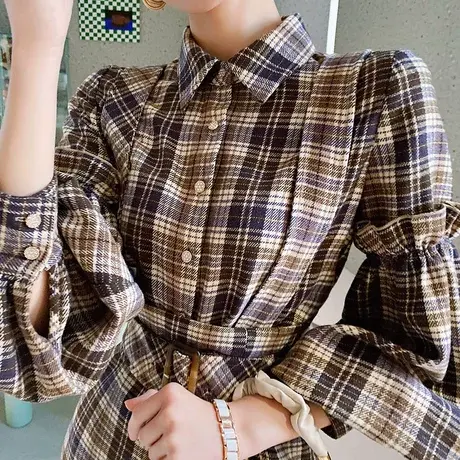 粉红大布娃娃2022新款早春减龄通勤宽松格子衬衫荷叶边长袖上衣图片