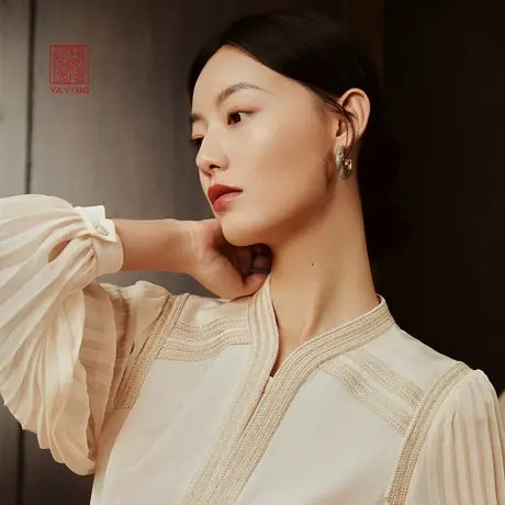 EP雅莹高端系列 优雅小立V领金色织带白衬衫 商场同款2214A商品大图