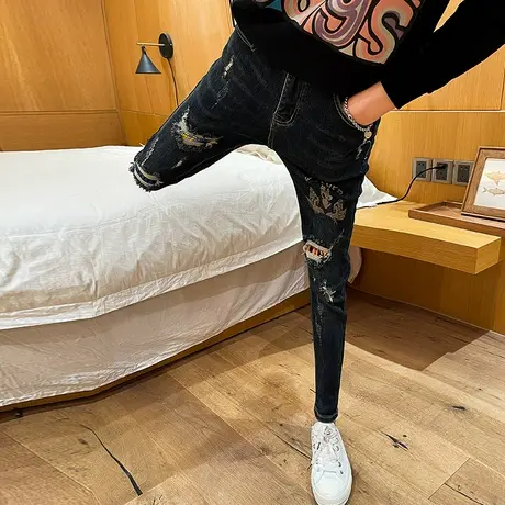 秋冬时尚个性烫钻破洞牛仔裤男韩版修身刮烂小脚裤青年百搭长裤子图片