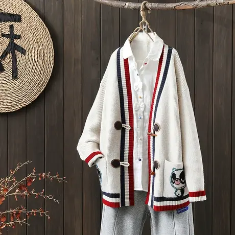 枫谜2022秋冬新款牛角扣拼色V领宽松慵懒中长款针织卡通毛衣开衫图片