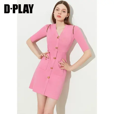 DPLAY黑标2023夏新款甜美泡泡糖粉V领金属扣链条中袖针织连衣裙图片