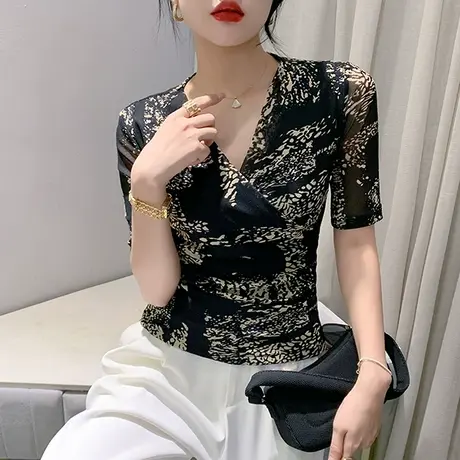 性感网纱交叉V领T恤女五分袖2024新款时尚修身小衫复古印花上衣潮图片