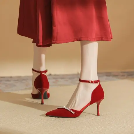 2024年夏季新款一字带气质珍珠尖头中空细跟高跟鞋红色婚鞋不累脚图片
