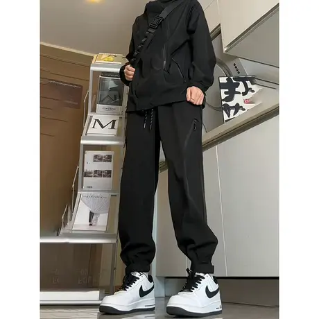 黑色软壳冲锋裤男款春秋季魔术贴束脚裤美式机能工装滑雪裤子潮牌图片