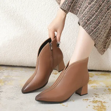 2023尖头大码女靴41一43秋季新款马丁靴女短款小个子时尚洋气短靴图片