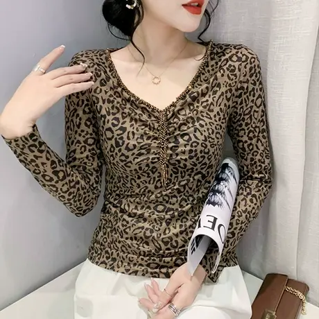 2024秋季新款钉珠性感V领长袖T恤女内搭打底小衫洋气紧身豹纹上衣商品大图