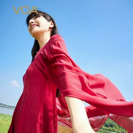 VOA真丝提花22姆米酒红镂空圆领钉珠披肩式假两件古风清秀连衣裙图片