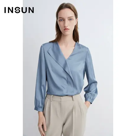INSUN恩裳春季不对称领口褶皱光泽衬衫图片