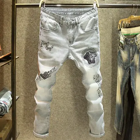 高级灰色潮牌牛仔裤男春季修身小脚裤高端大牌印花烫钻痞帅裤子男图片