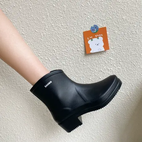 雨鞋女时尚款外穿水鞋雨靴中筒时尚防水防滑胶鞋出口下雨天穿的鞋图片