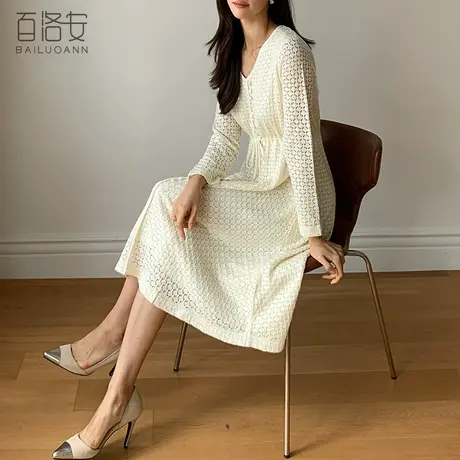 百洛安V领针织连衣裙女2024春季新款时尚勾花抽绳收腰长袖毛衣裙图片