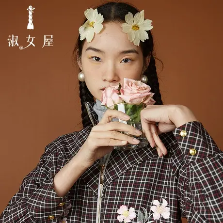 淑女屋官方旗舰店蓝色阴雨格纹夹克图片