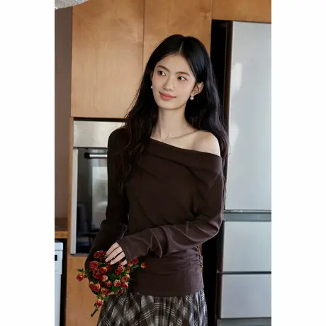 弥古咖色一字肩斜肩长袖t恤女2025春秋美拉德打底不规则露肩上衣商品大图