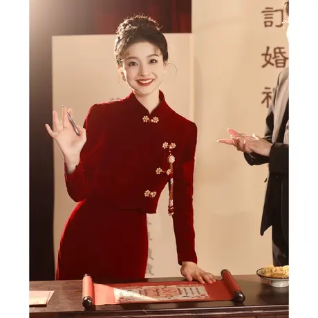 鱼尾旗袍敬酒服2023新款新娘高级感修身秋冬季长袖丝绒订婚裙礼服图片