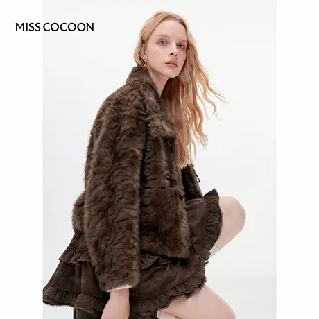 MISSCOCOON可可尼短款牛角扣外套女2025冬新款巴恩风棕色环保皮草商品大图