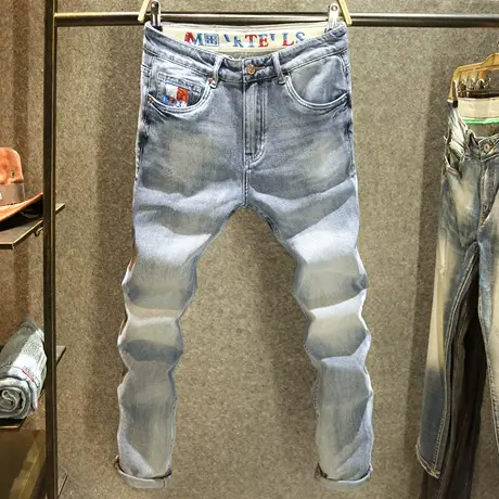 简约时尚刺绣男士牛仔裤修身弹力小脚裤浅蓝色潮牌百搭长裤子男装图片