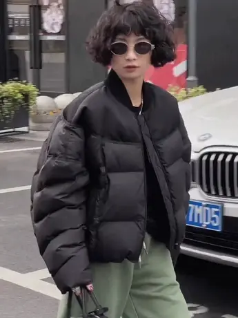 宽松羽绒服女短款2023冬季新款韩版宽松时尚加厚白鸭绒面包服外套图片
