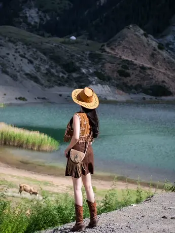 西子美丽心情女装民族风西部牛仔棕色麂皮绒绣花马甲短款开衫外套图片