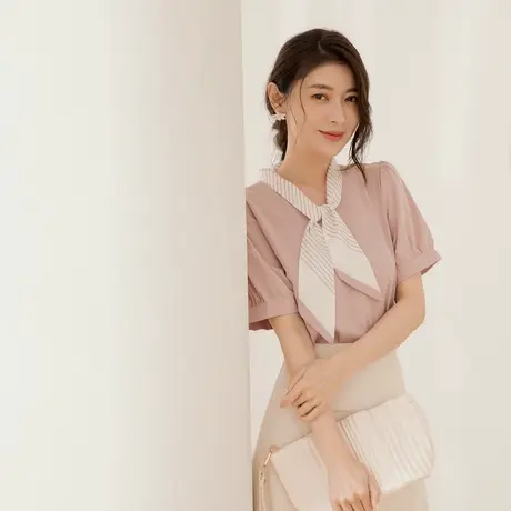 桔熊夏季通勤气质优雅条纹领巾舒适纯色泡泡袖上衣女大码AB18310图片