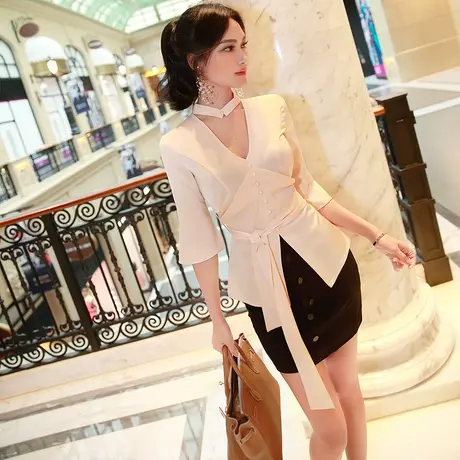 夏季性感洋气女衬衣新款时尚v领收腰衬衫中袖收腰挂脖上衣图片