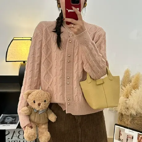 复古麻花金扣毛衣女精致感温柔针织开衫设计感宽松红色上衣女潮图片