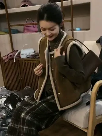 韩版圆领单排扣短款马甲女2023秋冬新款皮毛一体马甲女背心外穿女商品大图