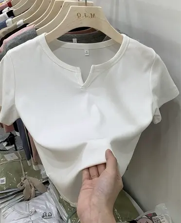 夏季2023新款纯欲风短款v领正肩上衣设计感小众短袖t恤女装ins潮图片