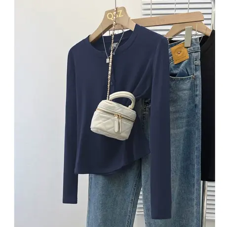 高级感纽扣t恤女独特半开领上衣春季紧身辣妹正肩长袖简约打底衫商品大图