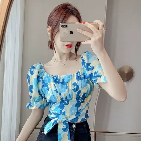 露脐荷叶边方领泡泡袖衬衫女夏季褶皱设计感修身短款碎花短袖上衣图片