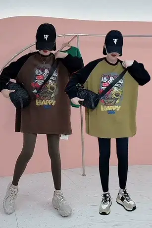 chic拼色卡通动漫印花卫衣女2023年秋新款大版显瘦BF风中长款上衣图片