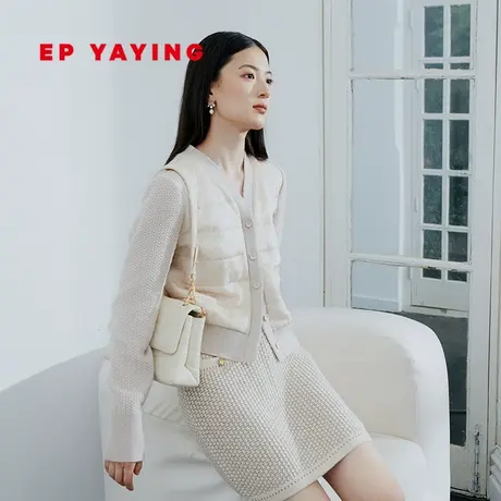 EP YAYING雅莹女装 气质拼接V领短款显瘦棉服 2023秋冬新款M116A图片
