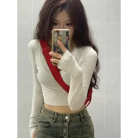 辣妹风V领长袖t恤女秋季小众设计感紧身显瘦内搭打底衫短款上衣潮商品大图