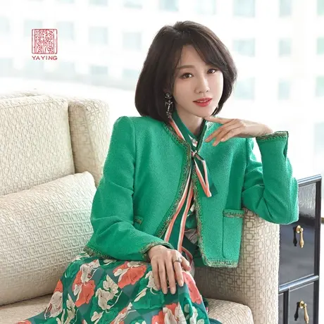 EP雅莹高端系列 优雅气质圆领短拼接外套 2023新款1232A图片