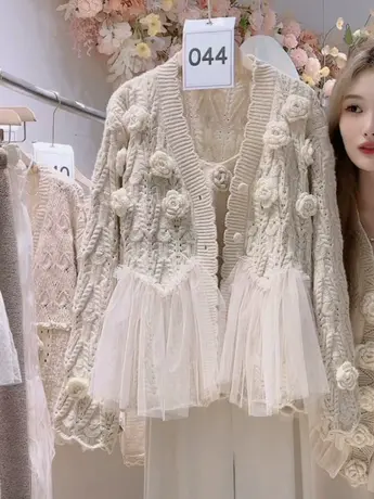 奶系小众设计感立体花朵针织衫女法式两件套网纱拼接时尚开衫上衣图片